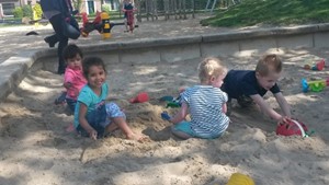 In de zandbak spelen bij Speeltuin Kindervreugd - Kinderopvang The Bunnies Ewijk